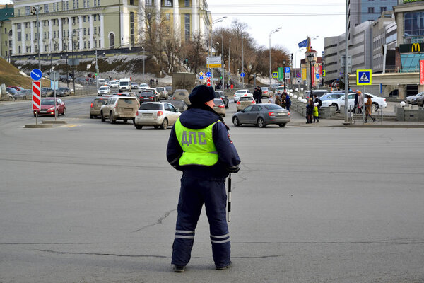 Казань, Россия - 27 марта 2017 г. Сотрудник ДПС Во время выполнения работ
