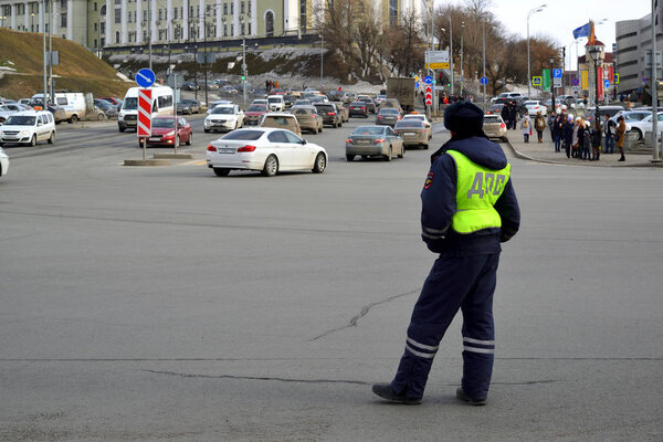 Казань, Россия - 27 марта 2017 г. Сотрудник ДПС Во время выполнения работ
