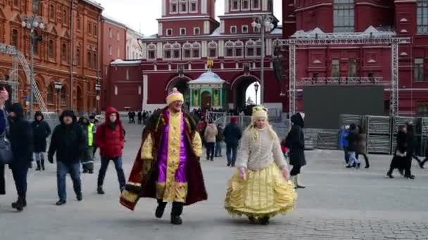 Moskau, Russland - 17. März. 2018. Schauspieler in historischer Kleidung laufen über den Manegenplatz in der Nähe von Kremlin. — Stockvideo