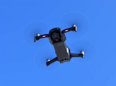 Siyah insansız hava aracı ile bir fotoğraf makinesi