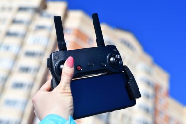 quadrocopter ile kadın elinde smartphone için uzaktan kumanda