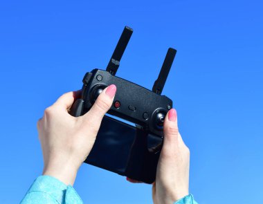 quadrocopter ile kadın elinde smartphone için uzaktan kumanda