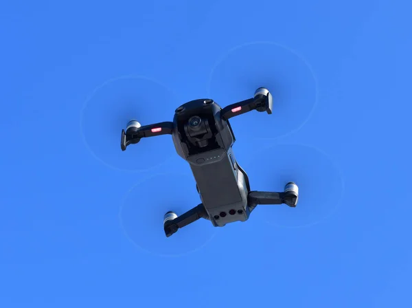 Veículo aéreo preto não tripulado com uma câmera — Fotografia de Stock