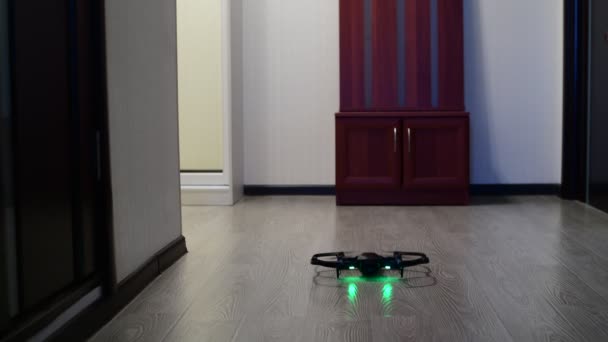 De quadrocopter soars tot in de kamer — Stockvideo