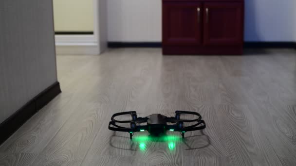 De quadrocopter soars tot in de kamer — Stockvideo