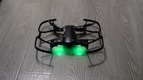 Al quadrocopter in piedi sul pavimento, luci verdi sono accese . — Video Stock