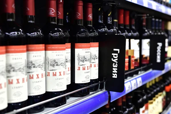 Moskva, Ryssland - 18 mars. 2018. georgiska och abchaziska viner på Perekrestok lagra. — Stockfoto