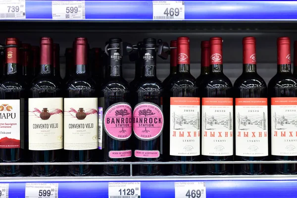 Moskva, Ryssland - 18 mars. 2018. vin från Abchazien, Chile och Australien på Perekrestok store — Stockfoto