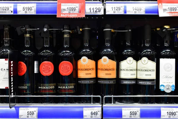Moskva, Ryssland - 18 mars. 2018. Gran Reserve vin från Florens i Perekrestok butik — Stockfoto