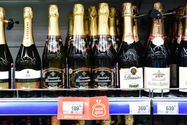 Moskva, Ryssland - 18 mars. 2018. Champagne av olika märken i Perekrestok butik — Stockfoto