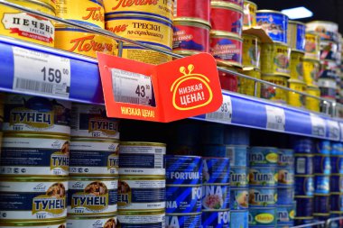 Moskova, Rusya - 18 Mart. 2018. Perekrestok deposunda konserve balık