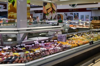 Moskova, Rusya - 18 Mart. 2018. sosis ve peynir Perekrestok deposunda counter