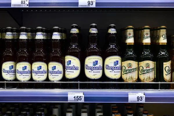 Moskova, Rusya - 18 Mart. 2018. staropramen ve hoegaarden, Perekrestok mağazasında cam şişe bira