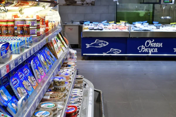 Moskova, Rusya - 18 Mart. 2018. tuzlu ve füme balık Perekrestok store üzerinde — Stok fotoğraf