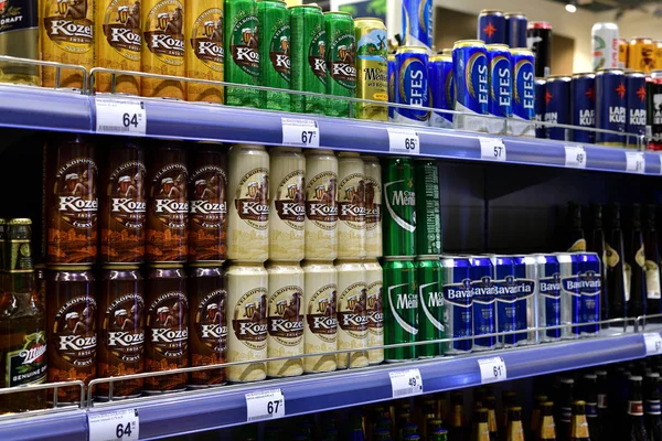 Moskva, Ryssland - 18 mars. 2018. öl av olika märken i Perekrestok butik — Stockfoto