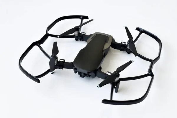 흰색 바탕에 나사의 보호와 블랙 quadrocopter — 스톡 사진