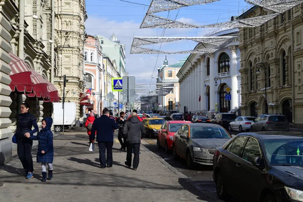 Moskova, Rusya - 17 Mart. 2018. Ilyinka Moskova'da en eski caddelerinden biri olan. — Stok fotoğraf
