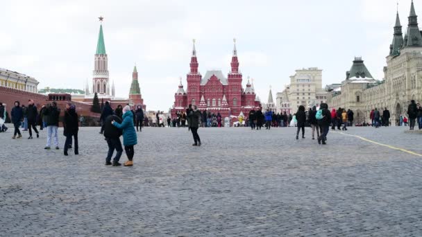 Moskau, Russland - 17. März. 2018. Menschen laufen über den Roten Platz — Stockvideo