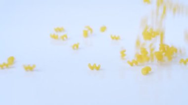 Kuru makarna yavaş beyaz arka plan üzerinde strewed