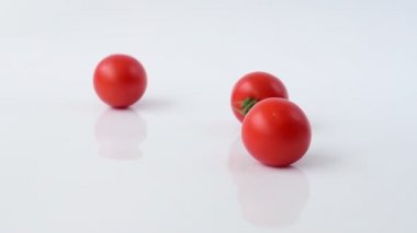 Domates yavaş beyaz arka plan üzerinde rulo