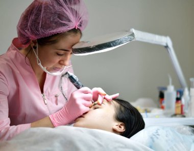 güzellik iş yerinde kalıcı dövme ustası