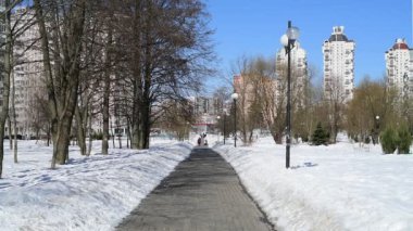 Güneşli kış gününde şehir manzarası, Moskova, Rusya.