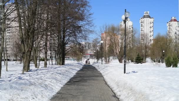 Stadslandskapet solig vinterdag i Moskva, Ryssland. — Stockvideo