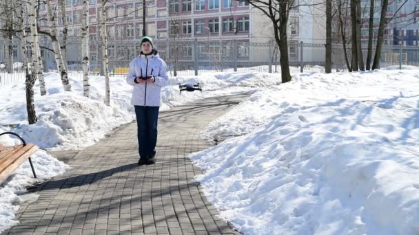 Μόσχα, Ρωσία - 30 Μαρτίου. 2018. έφηβος λειτουργεί ύψους Dji Mavic αέρα. — Αρχείο Βίντεο