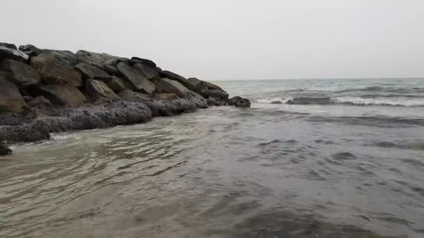 Costa do Golfo Pérsico em Emirados Árabes Unidos em um dia nublado — Vídeo de Stock