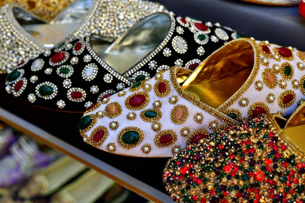 Womens slippers decorated with semiprecious stones and beads on market in UAE — Stock Photo, Image