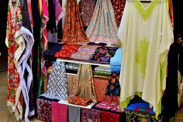 Bufandas y ropa en el mercado en Emiratos Árabes Unidos . — Foto de Stock