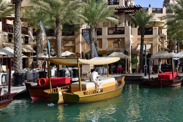 Dubai, Birleşik Arap Emirlikleri - 8 Nisan. 2018. Madinat Jumeirah - otel kompleksi ve Pazar bota turistik — Stok fotoğraf