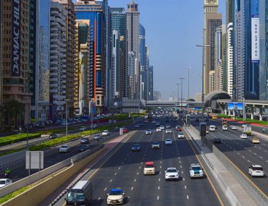 Dubai, Birleşik Arap Emirlikleri - 8 Nisan. 2018. Şeyh Zayed Yolu geliştirilmesi