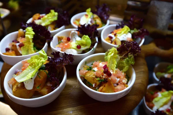 Порционный овощной салат с гранатом и картофелем — стоковое фото