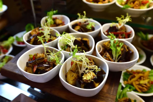 Порционный овощной салат с жареным баклажаном — стоковое фото