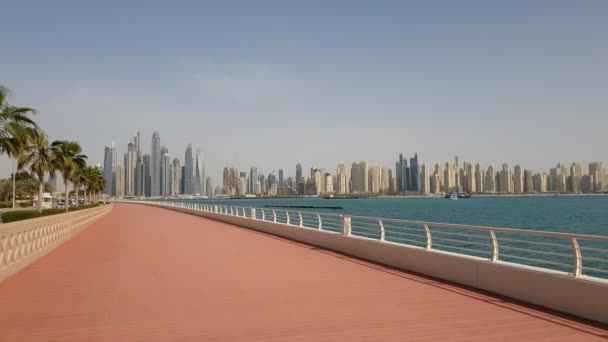Dubaj, Spojené arabské emiráty - duben 8. 2018. Dubai Marina je slavná módní oblasti a marina — Stock video
