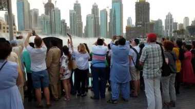 Dubai, Birleşik Arap Emirlikleri - 8 Nisan. 2018. Uluslararası Dubai Kongre ve Sergi Sarayı yanında müzik çeşme yakınındaki turist.