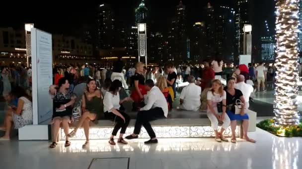 Dubai, Verenigde Arabische Emiraten - 8 April. 2018. de toeristen voor wereld beroemde winkelcentrum Dubai Mall — Stockvideo
