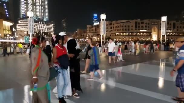 Ντουμπάι, Ηνωμένα Αραβικά Εμιράτα - 8 Απριλίου. 2018. οι τουρίστες μπροστά σε κόσμο διάσημο εμπορικό κέντρο Dubai Mall — Αρχείο Βίντεο