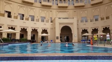Ajman, Birleşik Arap Emirlikleri - 11 Nisan. 2018. Yüzme Havuzu Bahi Palace otelin önünde