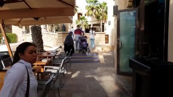 Dubai, Verenigde Arabische Emiraten - 8 April. 2018. de bezoekers naar Cafe in Madinat Jumeirah complex — Stockvideo