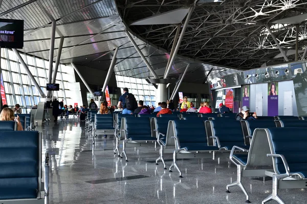 Mosca, Russia - 4 aprile. 2018. Sala partenze dell'aeroporto Vnukovo — Foto Stock