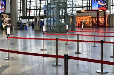 Moskova, Rusya - 4 Nisan. 2018. kemer korkulukları Vnukovo Havalimanı