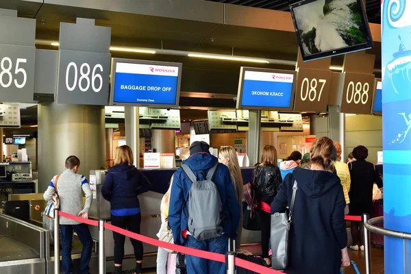 Moscow, Russia - April 4. 2018. Passengers at check-in of airline Rossiya in Vnukovo airport — Stock Photo, Image