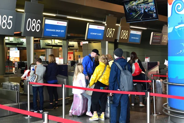 Moskova, Rusya - 4 Nisan. 2018. yolcular, check-in havayolu şirketi Rossiya Vnukovo Havalimanı