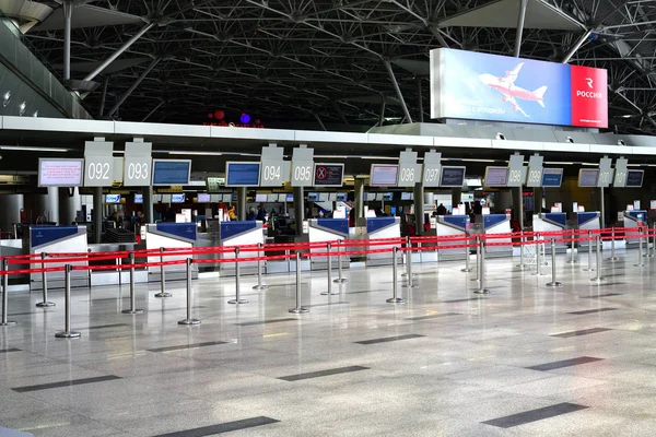 Moskou, Rusland - 4 April. 2018. de lege inchecken van luchtvaartmaatschappij Rossija in Vnukovo luchthaven — Stockfoto