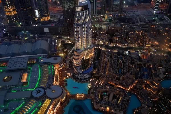 Dubai, Emirados Árabes Unidos - 8 de abril. 2018. Vista de Burj Khalifa para a cidade à noite . — Fotografia de Stock