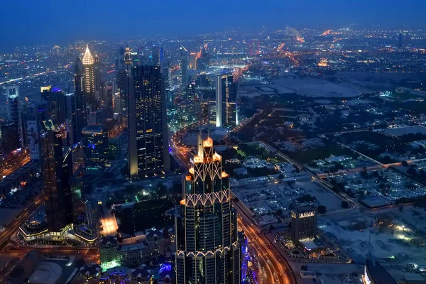 Dubai, Emiratos Árabes Unidos - 8 de abril. 2018. Vista a la ciudad por la noche . — Foto de Stock