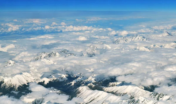 Les montagnes du Caucase sont plus hautes que les nuages en Arménie — Photo