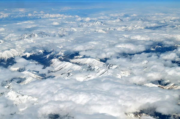 As montanhas do Cáucaso são mais altas do que as nuvens na Armênia — Fotografia de Stock